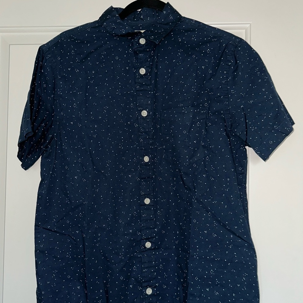 Men’s short sleeve button down shirt.